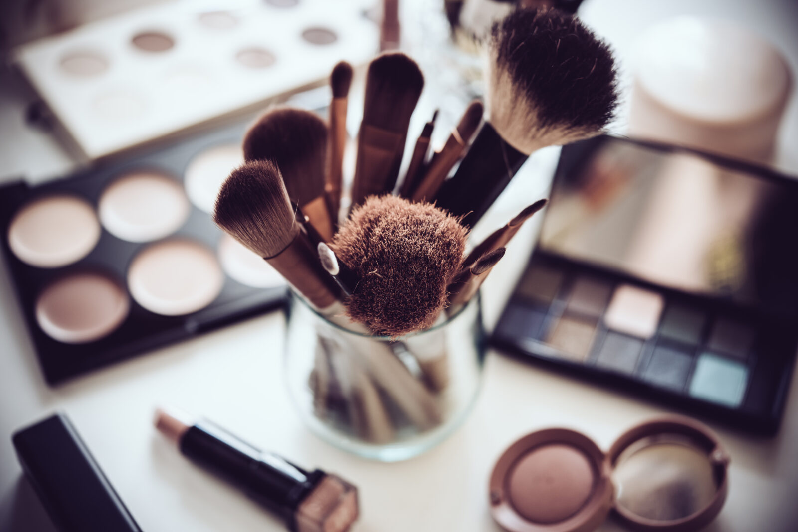 Professional makeup brushes and tools, natural make-up products set on white table. 2023/03/AdobeStock_114707577.jpeg 