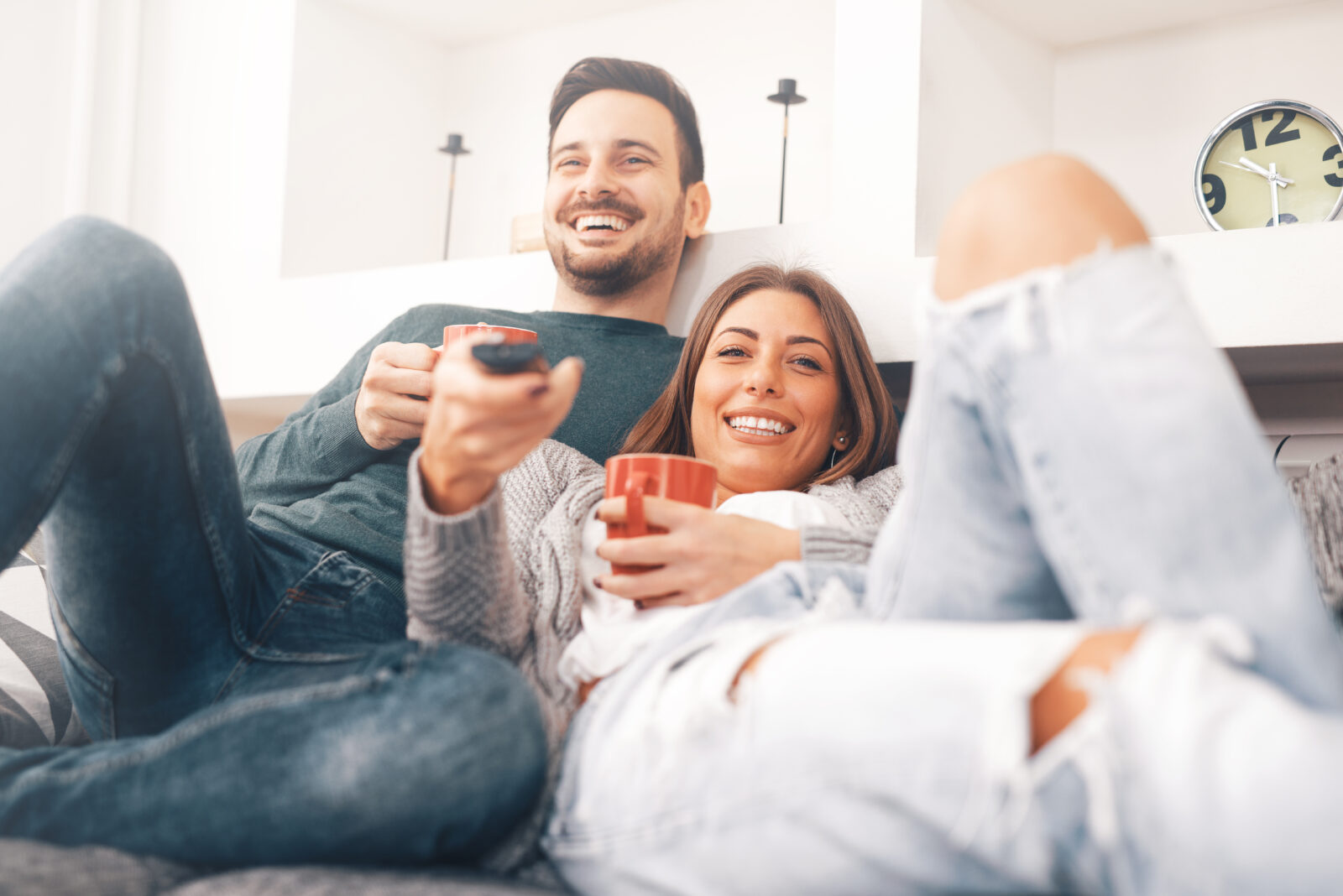 Happy young couple relaxing and watching TV at home. 2023/03/AdobeStock_137762659.jpeg 