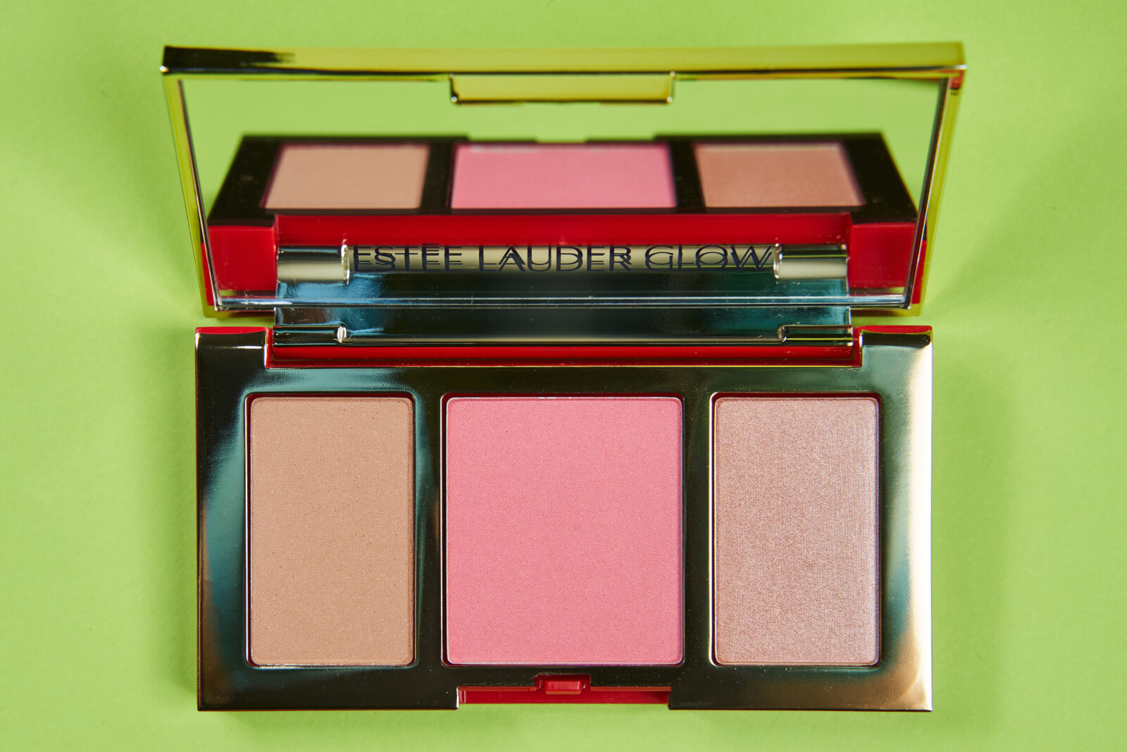 face sculpting palette in a gold case by Estee Lauder. bronzer, blush, highlighter on a green background 08 january, 2021, Gatchina, russia. High quality photo 2023/03/AdobeStock_503092841_Editorial_Use_Only.jpeg 